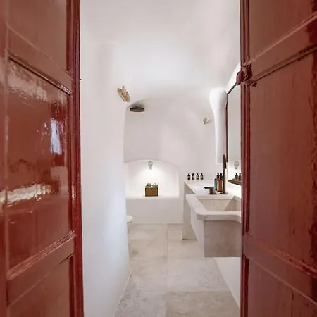 Terracotta Cave House * Oia (Santorini)