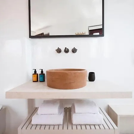 Terracotta Cave House * Oia (Santorini)