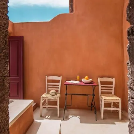 Terracotta Cave House * イア